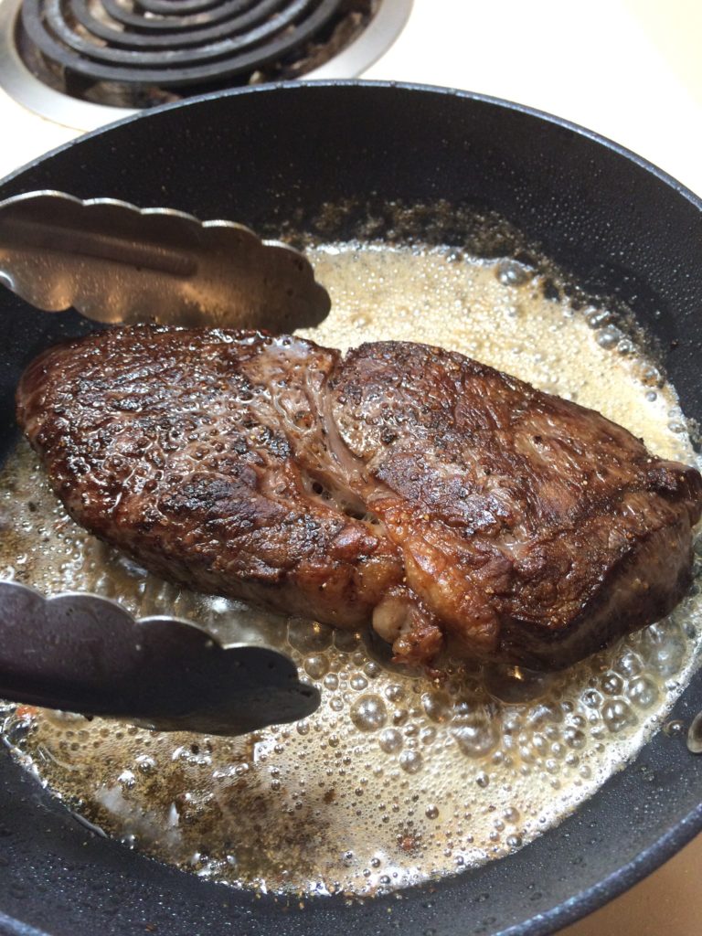 Как вкусно приготовить говядину на сковороде стейки